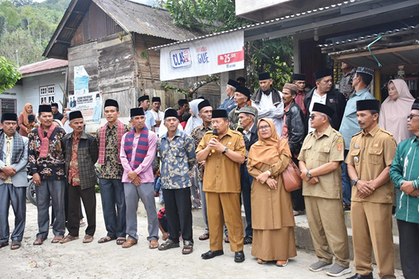 Bupati Agam Lepas Pawai Khatam Al-Quran di 2 Lokasi 1 LEPAS PAWAI KHATAM— Bupati Agam, Dr H Andri Warman, MM lepas pawai Khatam Quran di dua lokasi, Senin (3/7).
