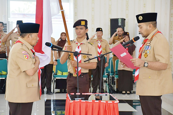 PELANTIKAN KAMABICAB— Bupati Agam Dr H Andri Warman dilantik menjadi Kamabicab 0306 Gerakan Pramuka Kabupaten Agam masa bakti 2023-2028 oleh Wakil Gubernur Sumbar Audy Joinaldi, Selasa (25/7).