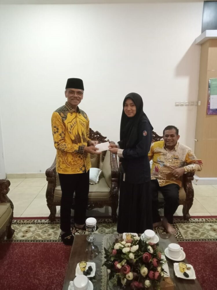 Aulia jadi Delegasi Kabupaten Limapuluh Kota pada FAN 2023 1 WAKIL LIMAPULUH KOTA— Bupati Limapuluh Kota H.Safaruddin Dt.Bandaro Rajo melepas Aulia Rahma Okto Bendsi, siswa Kelas XI SMA Negeri 1 Harau sebagai delegasi Kabupaten Limapuluh Kota pada Forum Anak Nasional (FAN) 2023, di Pendopo Rumah Dinas.
