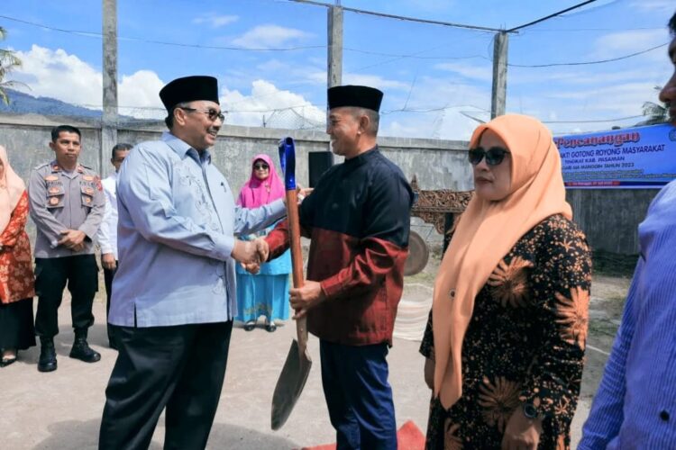 PENCANANGAN BBGRM— Bupati Pasaman H. Benny Utama salami peserta saat acara pencanangan Bulan Bhakti Gotong Royong Masyarakat (BBGRM) tingkat Kabupaten Pasaman, Jumat (7/7) di lapangan olah raga Nagari Air Manggis, Kecamatan Lubuk Sikaping.