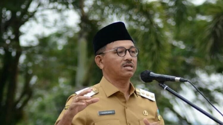 ARAHAN—Bupati Solok Selatan, Khairunnas saat berikan arahan pada jajarannya.