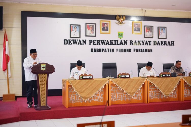 SAMPAIKAN JAWABAN— Bupati Suhatri Bur sampaikan jawaban eksekutif atas pandangan fraksi terhadap nota KUA-PPAS tahun 2024, di gedung DPRD.
