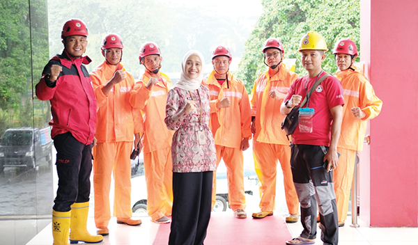 RELAWAN TRC SEMEN PADANG— Kepala Unit Humas & Kesekretariatan PT Semen Padang Nur Anita Rahmawati melepas 11 personel TRC Semen Padang untuk membantu evakuasi korban banjir di kawasan Tunggul Hitam dan Jondul Rawang, Jumat (14/7) pagi.