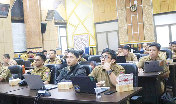 BIMTEK MALWARE— Puluhan Agen Padang Computer Security Insident Respons Team (CSIRT) mengikuti bimbingan teknis malware gacor dan judi online di Ruang Abu Bakar Jaar, Balaikota, Aie Pacah, Selasa (11/7).