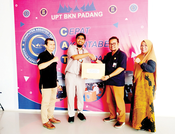 Seleksi Calon Anggota Bawaslu Kabupaten Kota, 700 Peserta Ikuti Tes Psikologi 1 BERSALAMAN— Kepala Sekretariat Bawaslu Sumbar, Karnalis Kamaruddin usai tes tertulis di Kantor BKN Sumbar, Senin (3/7).