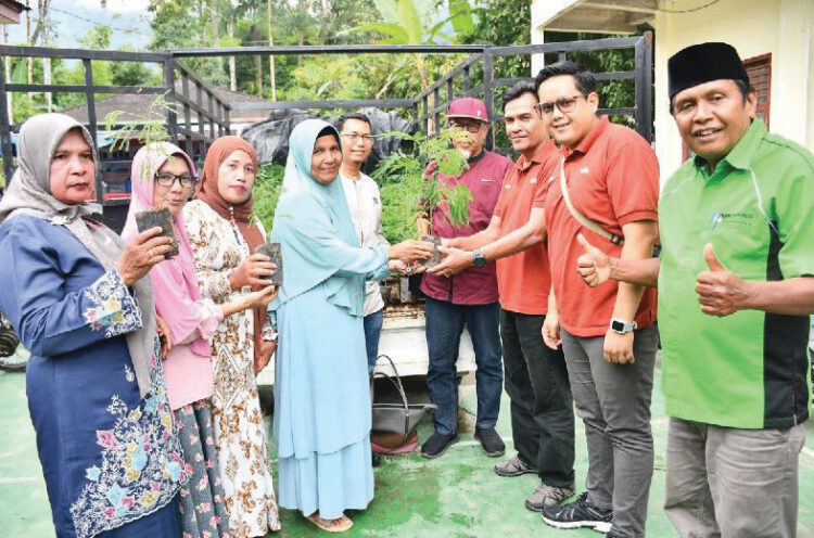 PENYERAHAN BIBIT KALIANDRA— Perwakilan PT Semen Padang menyerahkan bibit pohon kaliandra kepada perwakilan kelompok tani, usai sosialisasi tanaman kaliandra merah di aula MDA Langguang Nagari Koto Kaciak, Kecamatan Tanjung Raya, Kabupaten Agam.