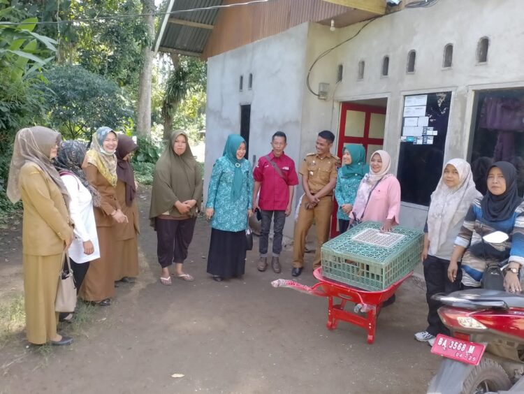 Chece Rida Ananda Turun Langsung Serahkah Bantuan 1 SERAHKAN BANTUAN— Ketua LKKS Kota Payakumbuh Cece menyerahkan bantuan usaha kepada warga miskin.