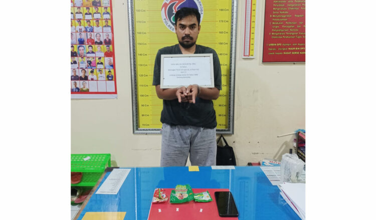 Kelabui Polisi, Pengedar Simpan Sabu dalam Plastik Makanan Ringan 1 JUAL SABU— Pelaku DI (39) ditangkap Tim Tarantula Polres Tanahdatar dengan barang bukti tiga paket sabu.