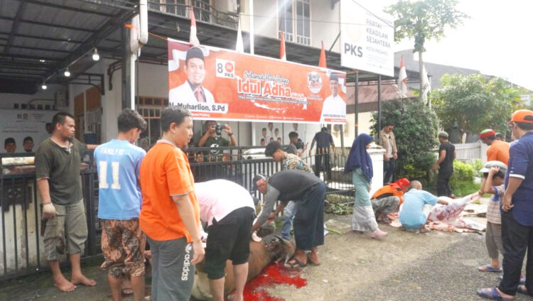 DPD dan DPC PKS Kota Padang Berkurban 5 Sapi dan 4 Kambing 1 PENYEMBELIHAN— Pengurus DPD PKS Kota Padang dan sejumlah kader melakukan penyembelihan hewan kurban, dan selanjutnya dibagikan kepada masyarakat umum dan anggota partai, Jumat (30/6), di kantor DPD PKS, jalan Kis Mangunsarkoro, Kota Padang.