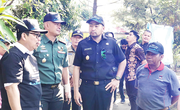 SUSUR DAN BERSIH PANTAI— Kepala Dinas Pariwisata Kota Padang Yudi Indra Syani saat mendampingi Wagub Sumbar Audy Joinaldy dan BWS Sumatera V Muhammad Dian Al Makruf, saat kegiatan susur dan bersih-bersih sungai menuju 10th World Water Forum dalam rangka Hari Sungai Nasional, di Danau Cimpago.