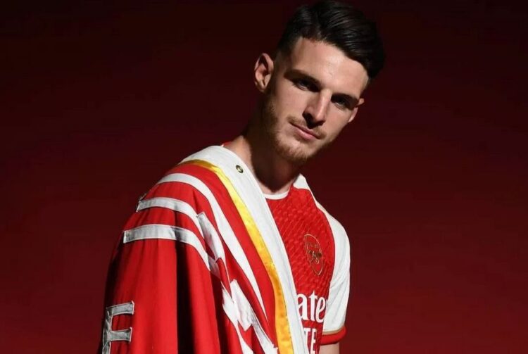 UNGGAHAN FOTO— Declan Rice akhirnya secara resmi berlabuh ke Arsenal. Hal ini diungkap klub tersebut lewat akun Instagram mereka, @arsenal dengan mengunggah foto Declan Rice berseragam Arsenal pada hari Sabtu (15/7).