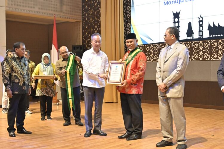 SERAHKAN PENGHARGAAN—Menteri Perindustrian RI, Agus Gumiwang Kartasasmita serahkan penghargaan kepada Mahyeldi.