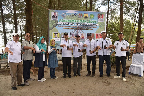 TANAM MANGROVE—
Wali Kota Pariaman H Genius Umar foto bersama usai penanaman mangrove.
