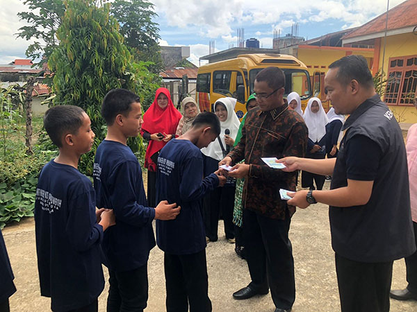 PELEPASAN— Pj Wako Riza Ananda memberikan tambahan uang saku untuk peserta jambore LKSA dan PSAA.