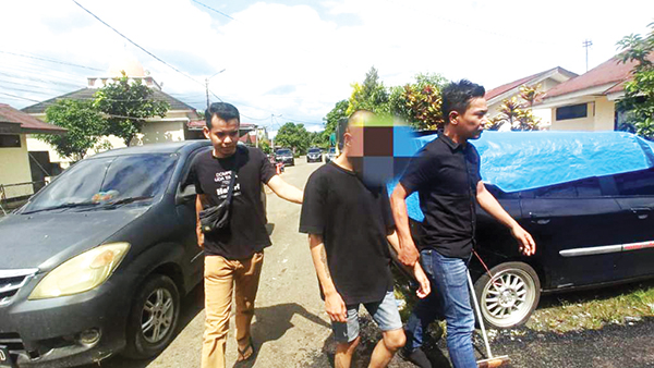 Mucikari Jual Anak di Bawah Umur ke Lelaki Hidung Belang, Tarifnya Rp 200 Ribu, Pelaku Dapat Rp 50 Ribu 1 MUCIKARI— Pelaku ZK yang nekat menjual anak di bawah umur ke lelaki hidung belang ditangkap jajaran Satreskrim Polres Payakumbuh.