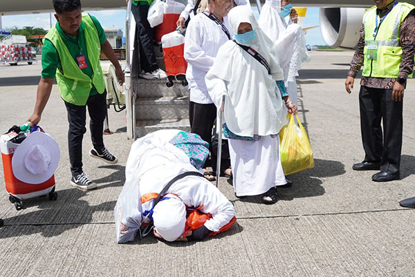 273 Jamaah Haji Kembali ke Limapuluh Kota, Satu Orang Belum Kembali 1 SUJUD SYUKUR—Jamaah Haji Lima Puluh Kota sujud syukur sesampai di BIM