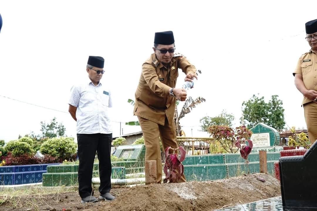 Dikenal sebagai Orang Baik Bupati Eka Putra Doakan Almarhum Drs. Novenril