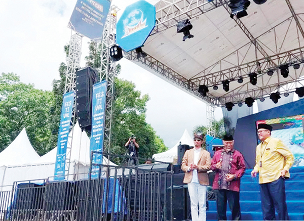 Dimeriahkan Band Padi Reborn, Festival Ekonomi Digital 2023 Digelar di Bukittinggi 1 FESTIVAL EKONOMI SYARIAH— Kepala Bank Indonesia Perwakilan Sumbar, Gubernur Sumbar dan Wali Kota Bukittinggi saat membuka festival ekonomi syariah (FESyar) dan digital Sumatera Barat 2023, Kamis (13/7).