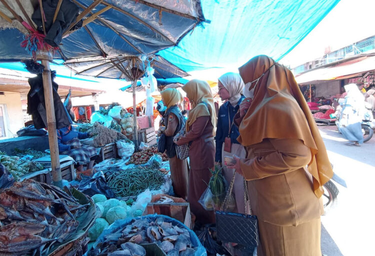 Pastikan Keamanan Sayur Dikonsumsi Masyarakat, Tim Pengawas Keamanan Pangan Ambil Sampel 1 TINJAU—Tim uji sampel terhadap sayuran yang dijual pedagang ditinjau tim terpadu pengawasan keamanan pangan .