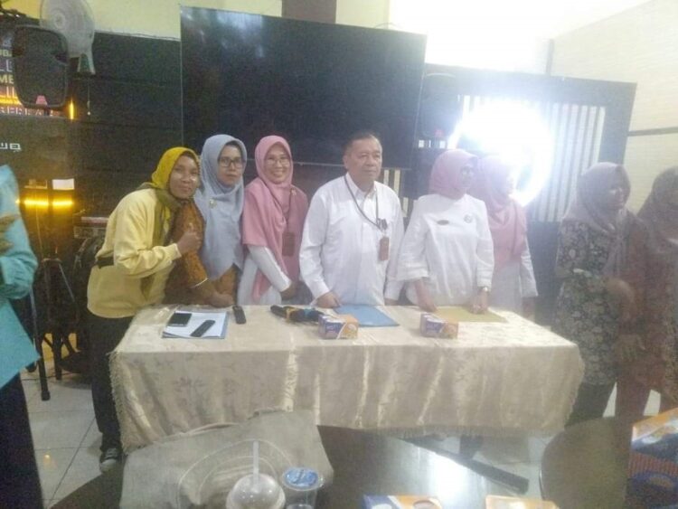 SOSIALISASI PMT— Kadiskes Parioaman Aspinuddin melakukan sosialisasi pemberian makanan tambahan dengan pangan lokal untuk penanganan stunting.