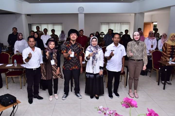 FOTO BERSAMA—Sekda Kota Sawahlunto Ambun Kadri, usai membuka acara berfoto bersama.