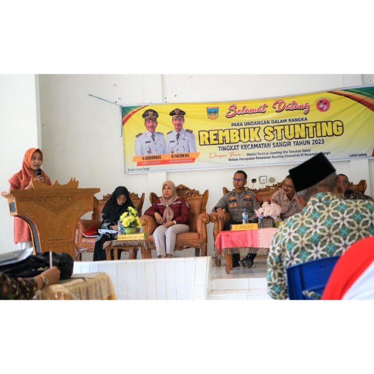 REMBUK STUNTING— Perwakilan tim TPPS Kabupaten Solok Selatan, Primadona memberikan sambutan pada acara rembuk stunting tingkat Kecamatan Sangir.