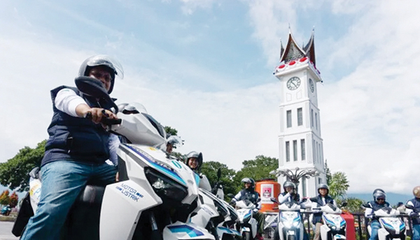 Pilot Project di Bukittinggi, Dua Kelurahan jadi Kampung Moderasi Beragama Nasional 1 KAMPUNG MODERASI BERAGAMA— Dua kelurahan di Kota Bukittinggi yaitu Kelurahan Kubu Gulai Bancah dan Kelurahan Belakang Balok diresmikan sebagai kampung moderasi beragama oleh Wamenag Saiful Rahmat Dasuki, Rabu (26/7).