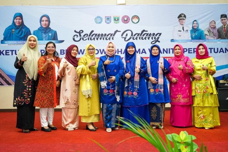 Istri Kepala Daerah se-Sumbar Gelar Pertemuan, Dukung Program Daerah Sesuai Visi dan Misi 1 PERTEMUAN ISKADA— Ketua TP PKK Padangpariaman Yusrita Suhatri Bur, usai melakukan pertemuan Istri Kepala Daerah (Iskada) di Kota Payakumbuh.