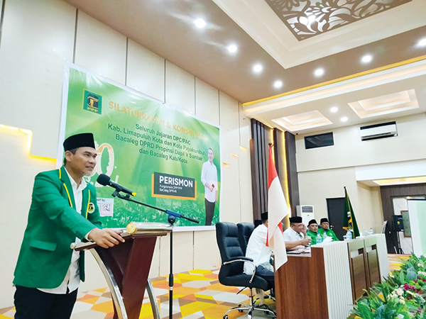 BERIKAN SAMBUTAN— Perismon saat berikan sambutan dihadapan bacaleg, kader dan simpatisan PPP di Luak Limo Puluah dalam kegiatan silaturahmi dan konsolidasi partai berlambang Ka’bah tersebut, Sabtu (8/7).