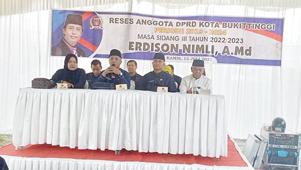 RESES MASA SIDANG— Anggota DPRD Kota Bukittinggi Erdison Nimli, Amd menggelar reses masa sidang III tahun 2022/2023, di Lapangan Takraw PNB Bukik Cangang Kayu Ramang Kecamatan Guguakpanjang.
