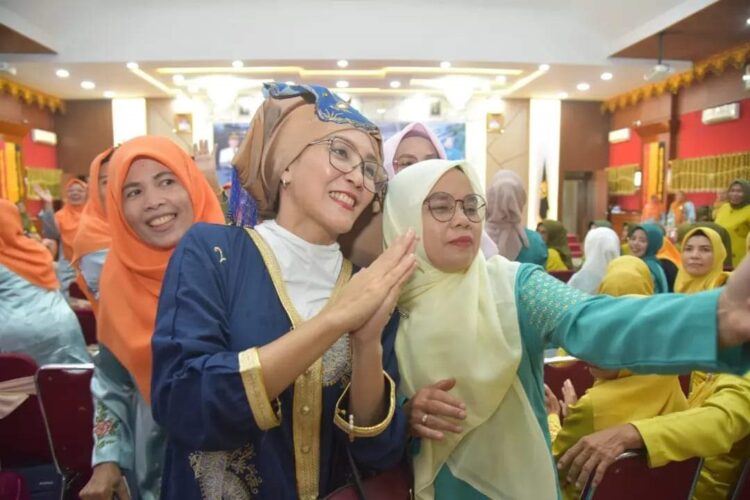 HADIRI JAMBORE PKK— Anggota DPR RI Rieke Pitaloka saat menghadiri acara Jambore PKK Kota Pariaman, baru-baru ini.