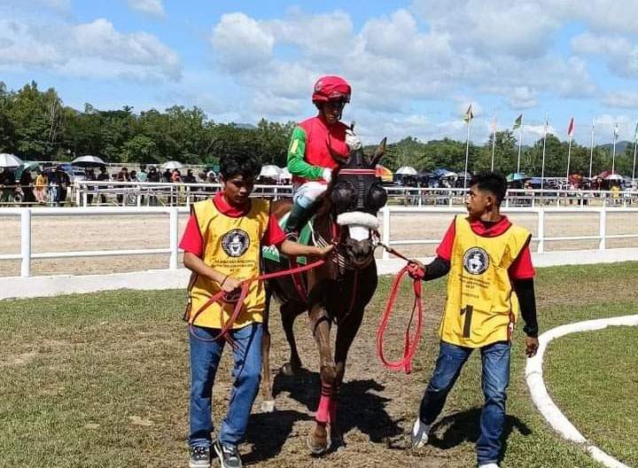 PACUAN— Salah seorang peserta Pordasi di Sawahlunto melintasi pacuan.