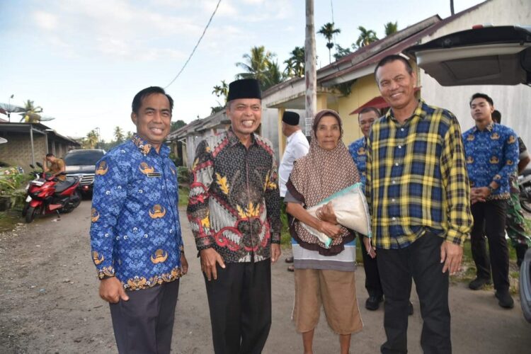 LANGSUMG—Walikota H Genius Umar datangi korban banjir untuk menyerahkan  bantuan beras.