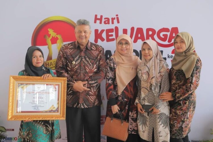 FOTO BERSAMA—Wali Kota Solok Zul Elfian, Ketua TP-PKK Kota Solok Zulmiyetty Zul Elfian saat foto bersama usai menerima penghargaan.