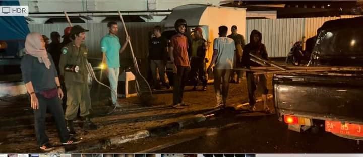 ELIMINASI HEWAN LIAR—Terlihat tim Dinas Ketahanan Pangan, Pertanian dan Perikanan Kota Sawahlunto bersama tim gabungan menggelar eliminasi hewan jenis anjing liar pada malam hari.