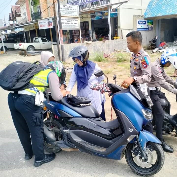 Operasi Patuh Singgalang Berakhir, Masyarakat di Kabupaten Sijunjung Diminta Tetap Taat Aturan Lalulintas 1 TINDAKAN—Sejumlah pelanggar lalulintas di Wilkum Polres Sijunjung diberi penindakan selama Ops Patuh Singgalang 2023 kemarin.