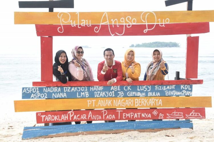 DESTINASI PULAU— Wali Kota Genius Umar saat coffee morning dengan jajarannya di Pulau Angso Duo.