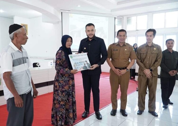 Wako Padangpanjang Serahkan Bantuan Perbaikan 105 RTLH, Tergetkan 97 Persen Rumah Layak Huni di Tahun 2023 1 SERAHKAN BANTUAN— Wali Kota Padangpanjang Fadly Amran, menyerahkan secara simbolis bantuan perbaikan RTLH kepada 105 pemilik rumah yang masuk kategori masyarakat berpenghasilan rendah. Masing-masing penerima bantuan mendapat dana sebesar Rp20 juta.