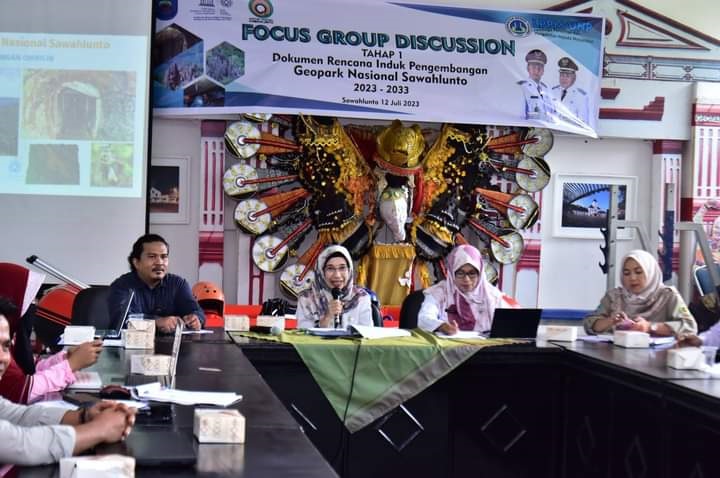 SAMBUTAN—Sekda Kota Sawahlunto Ambun Kadri memberikan sambutan pada acara pembukaan FGD.