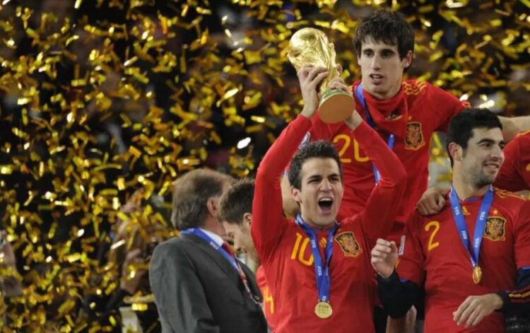 ANGKAT TROFI— Cesc Fabregas saat mengangkat trofi Piala Dunia setelah timnas Spanyol mengalahkan Belanda di laga final di Soccer City stadium, Soweto, Johannesburg pada 11 Juli 2010.