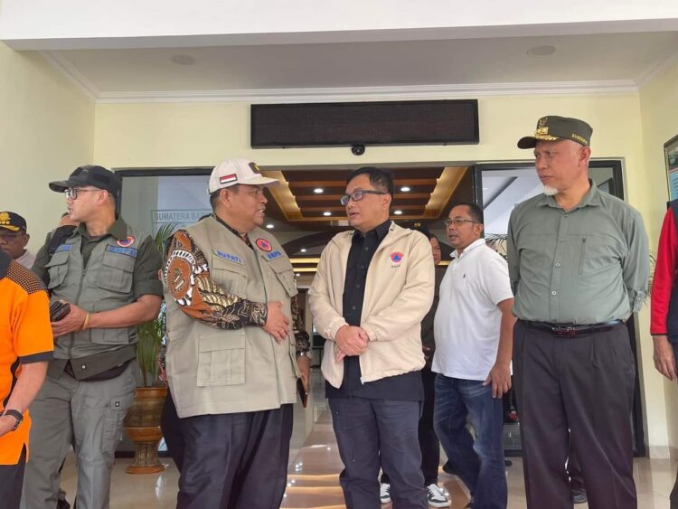 SAMBUT—Bupati Suhatri Bur saat menyambut kedatangan Sestama BNPB di BIM.