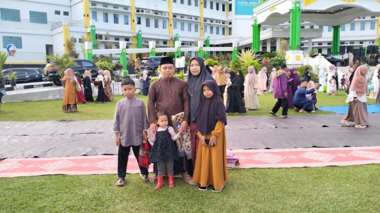 Ajang Madrasah Fest 2023 Nasional Faturrahman, Siswa MIT Al Falah Tanjung Pati Lolos ke Grand Final 1 Madrasah Fest 2023— Siswa MIT Al Falah, M.Faturrahman bersama kedua orangtuanya dalam ajang Madrasah Fest 2023.
