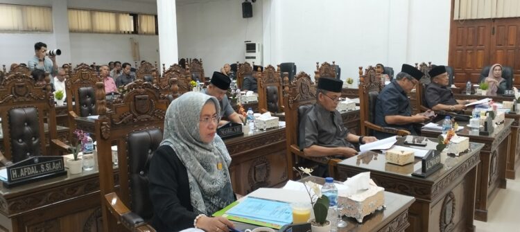 SIDANG—Sidang Paripurna DPRD Kota Sawahlunto berlangsung alot Sabtu (15)7).