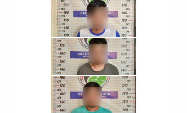 DICIDUK— 
Tiga pemuda yang terlibat kasus penyalahguna narkotika jenis daun ganja kering diciduk Tim Opsnal Satresnarkoba Polres Payakumbuh di lokasi berbeda di kawasan Bulakan Balai Kandi, Kecamatan Payakumbuh Barat, Kota Payakumbuh, Senin dinihari (3/7).