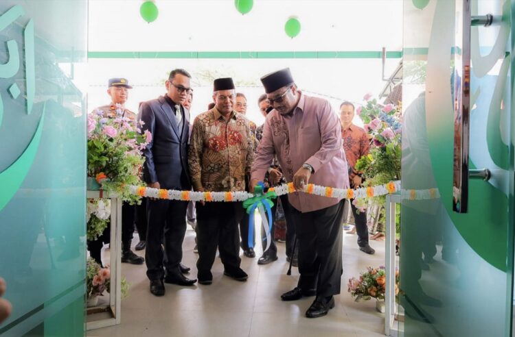 GUNTING PITA—Bupati Pasaman H. Benny Utama gunting pita tanda diresmikannya Ruang Rawat Inap ‘Safa Marwa’ Rumah Sakit Islam Panti, Yarsi Sumatera Barat, Kamis (6/7) di Kecamatan Panti.