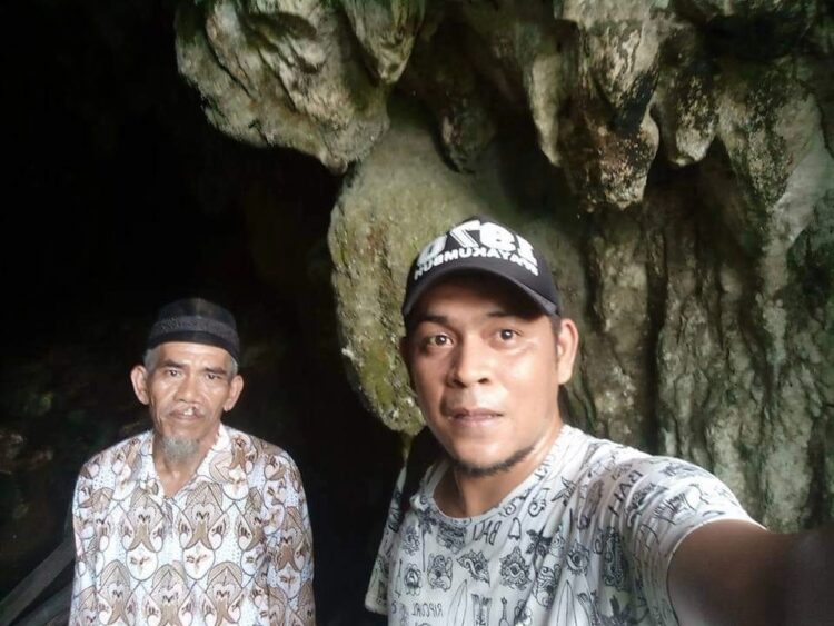 Gua Lida Ajer —M. Fajar Rillah Vesky bersama tokoh mayarakat setempat saat berad di gua lida ajer, di kawasan perbukitan Kojai, Nagari Tungkar, Situjuah Limo Nagari, Kabupaten Limapuluh Kota.