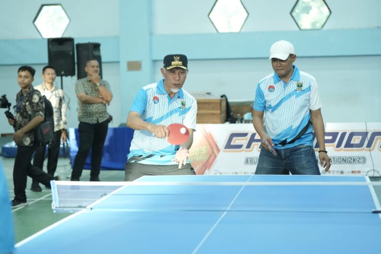 BUKA KEJUARAAAN TENI MEJA— Gubernur Sumatera Barat, Mahyeldi Ansharullah membuka kejuaraan tenis meja tingkat provinsi di Gedung Olahraga Nan Ompek Payakumbuh, Kamis (13/7).