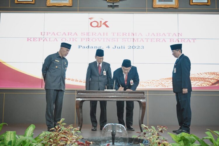 HADIRI—Gubernur Sumbar, Mahyeldi Ansharullah menghadiri acara Sertijab Kepala OJK Provinsi Sumbar dari Yusri kepada Untung Santoso sebagai Plt. Kepala OJK di Auditorium Gubernuran, Selasa (4/3).