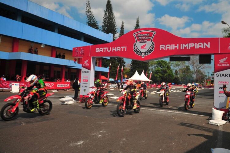 HONDA DREAM CUP— Helatan One Make Race Honda paling bergengsi di Tanah Air, Honda Dream Cup (HDC) kembali akan digelar pada tahun ini di 4 Kota besar di Indonesia.