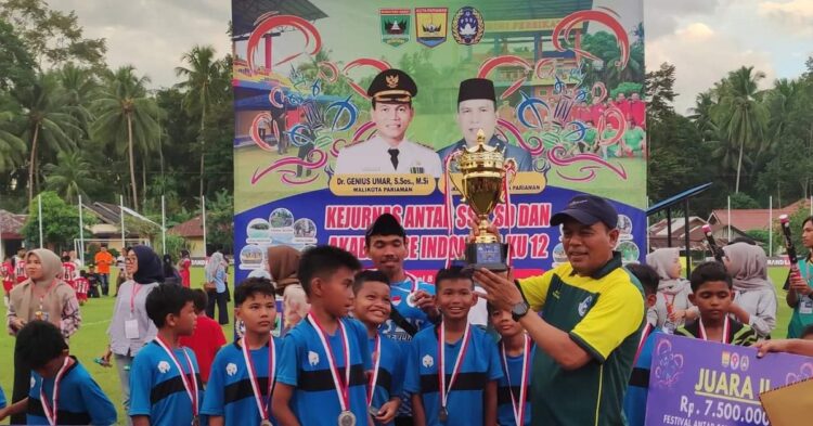 SERAHKAN MEDALI— Hendri saat serahkan medali kepada pemenang.